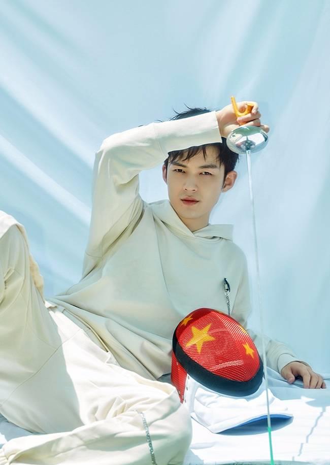 董力手握击剑写真曝光 阳光运动确不失时尚感