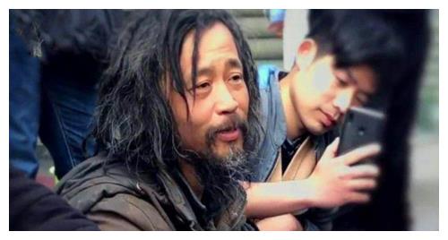 "流浪大师"沈巍现场秀书法,10个字卖了9万,网友:当代颜真卿