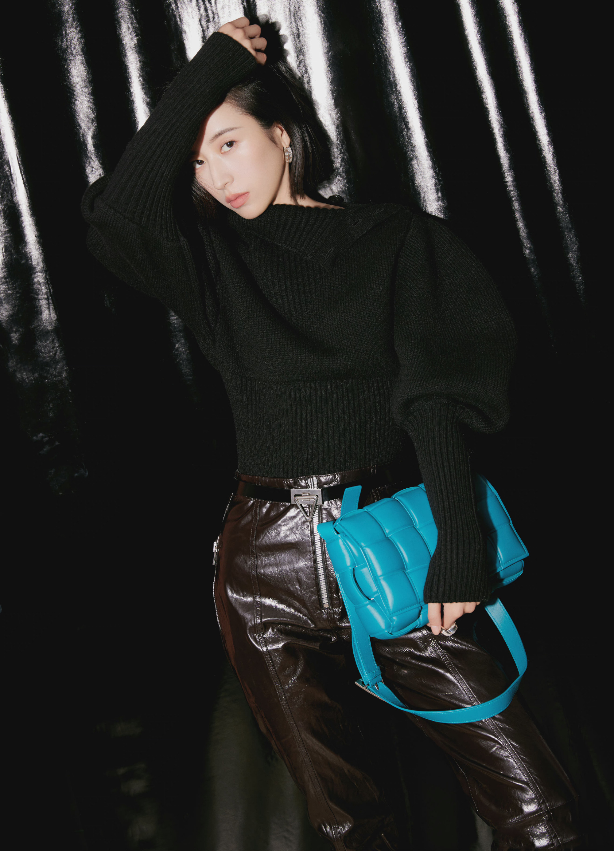 周雨彤身穿黑色毛衣搭配棕色皮裤bottega veneta蓝色手包的点缀_高清