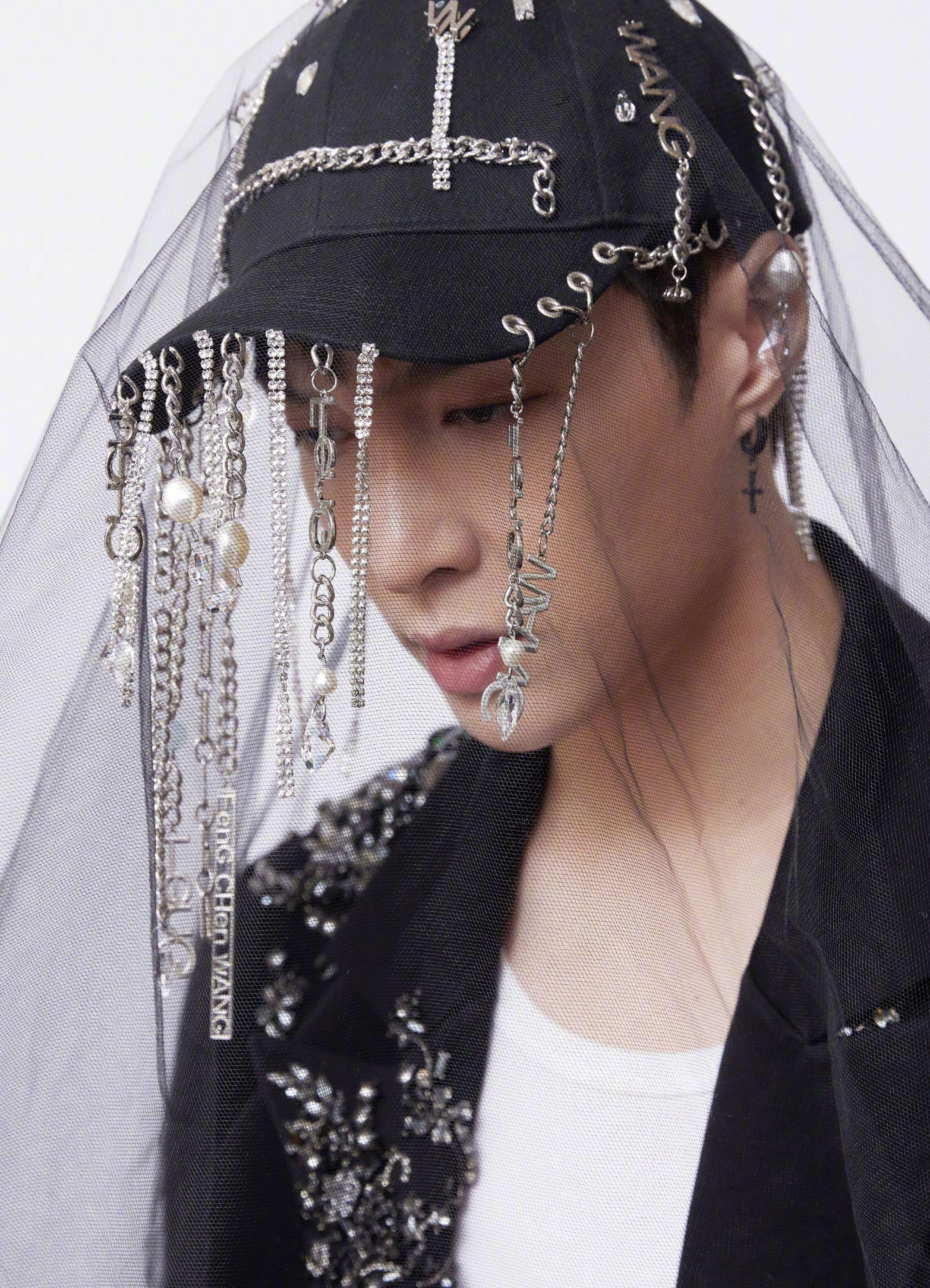 张艺兴戴feng chen wang2023春夏系列帽饰亮相东方卫视跨年晚会