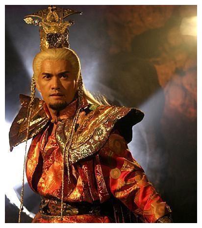 的反派,统领着至尊盟,威龙神掌十分强大,后来练成的先天罡气更是变态