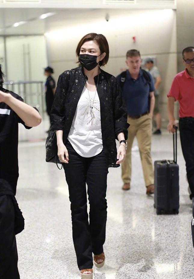 关之琳走机场,穿钉珠衬衫皮肤白嫩气质高雅_高清图集_新浪网