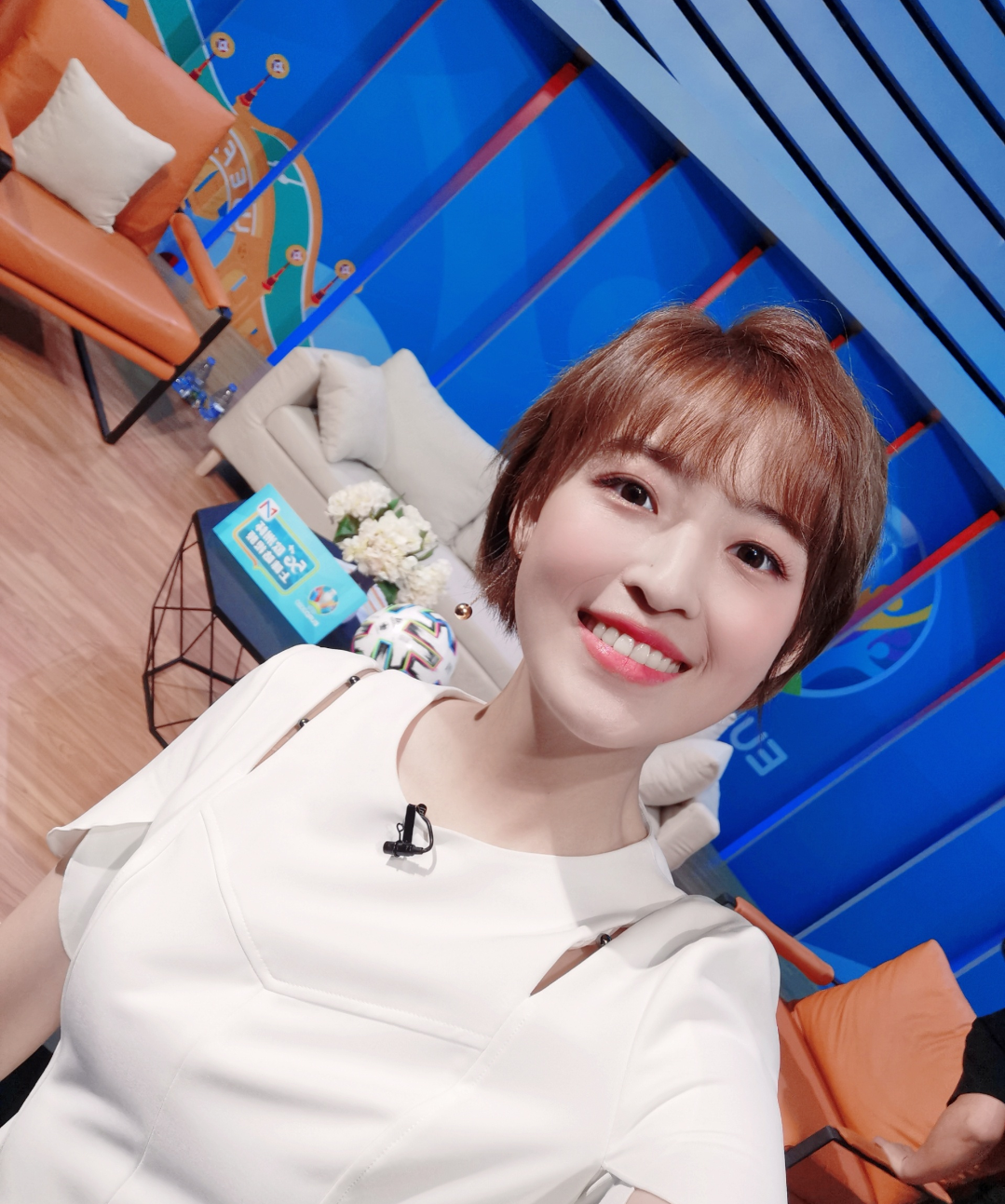 足球主播杨茗茗晒出自己主持欧洲杯期间的自拍照片