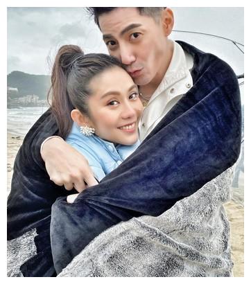 王宇婕突晒海边合照 甜躺男星胸膛!解释:不是要公开谈恋爱