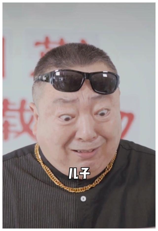 前央视主持人董浩晒视频,64岁生活简朴,住乡下破屋吃面条