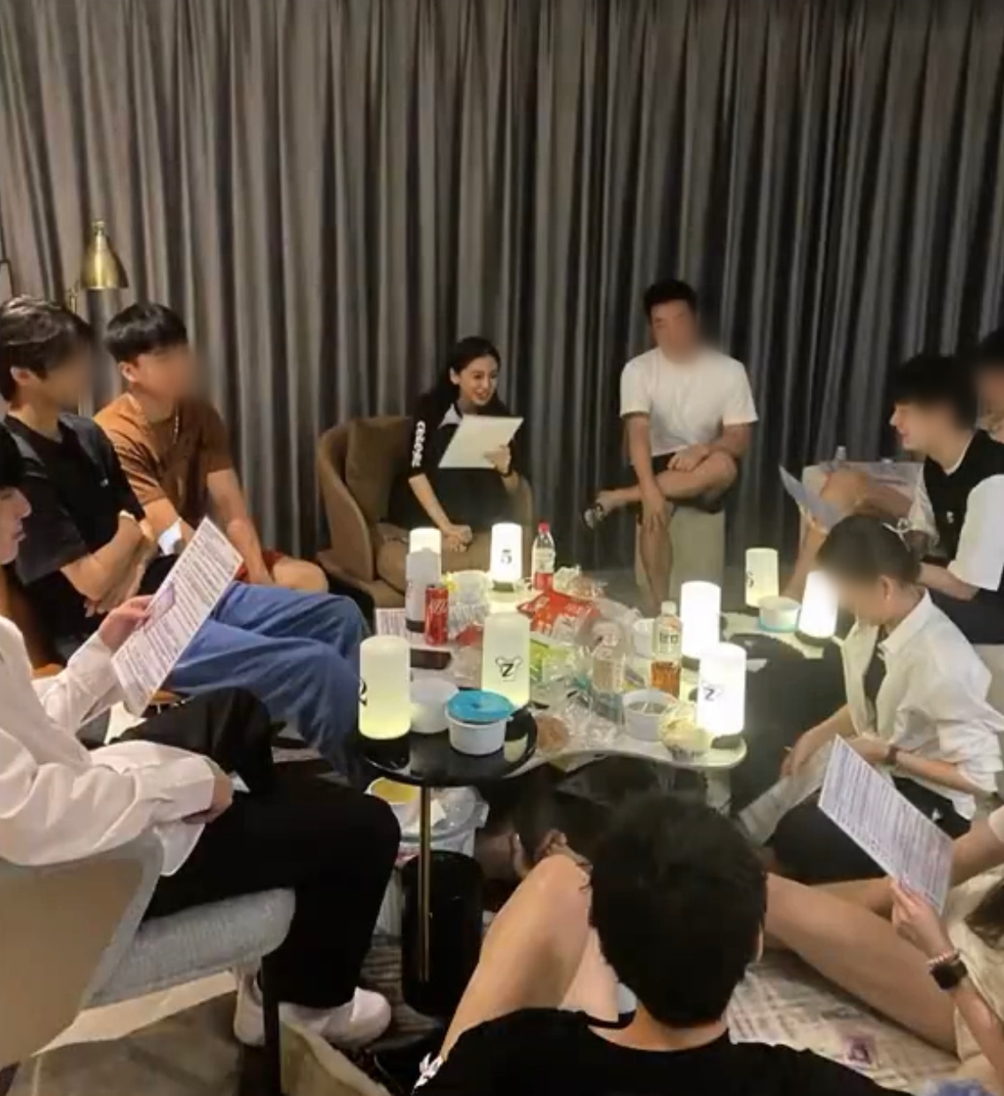 杨颖私下聚会被偷拍,与众多异性酒店玩游戏,盘腿坐椅子吞云吐雾|杨颖|被偷拍|异性_新浪新闻
