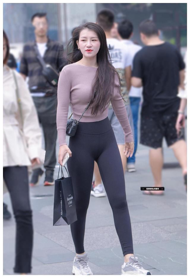 腿细才敢这么穿前置拉链紧身裤彰显好身材美女身材确实有料