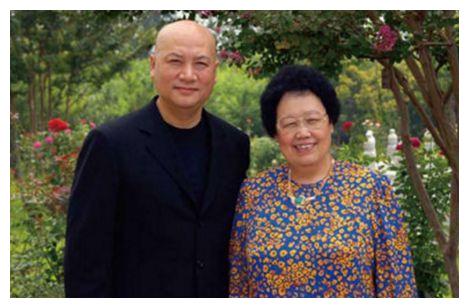 38岁迟重瑞娶大11岁富婆,为小10岁继子剃光头,这30年过得怎么样