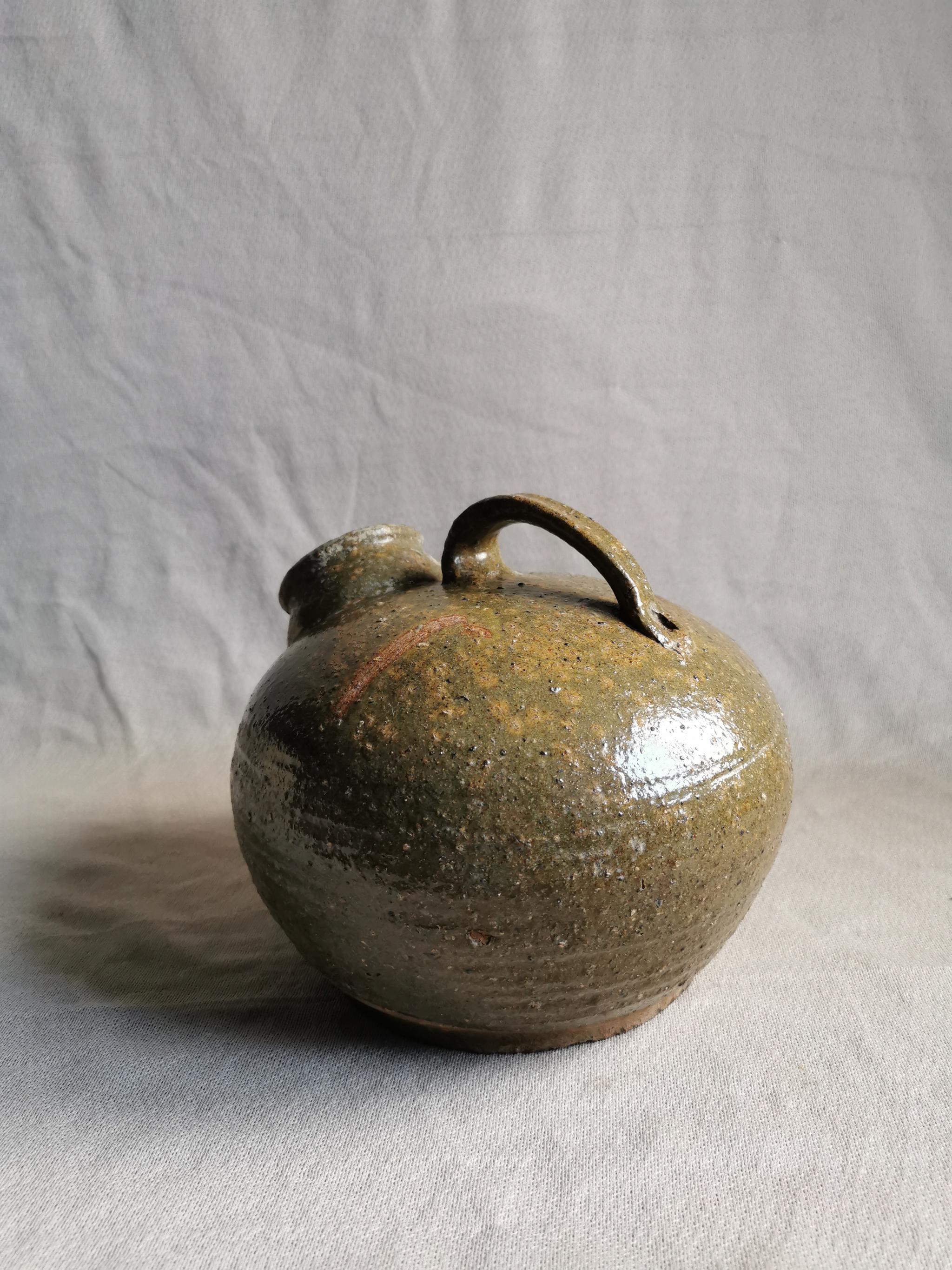 古代圆腹形青瓷虎子