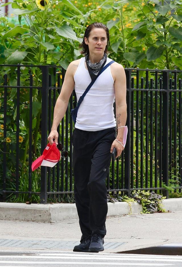 有网友在某社交平台上发布了一组"莱托少爷" 杰瑞德·莱托 健身后回家