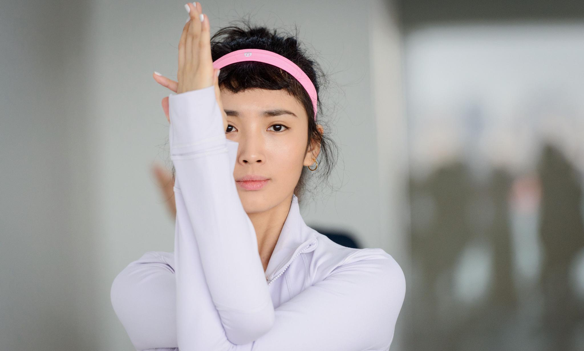王紫璇秋季练瑜伽 粉红发带抢镜展运动美_高清图集_新浪网