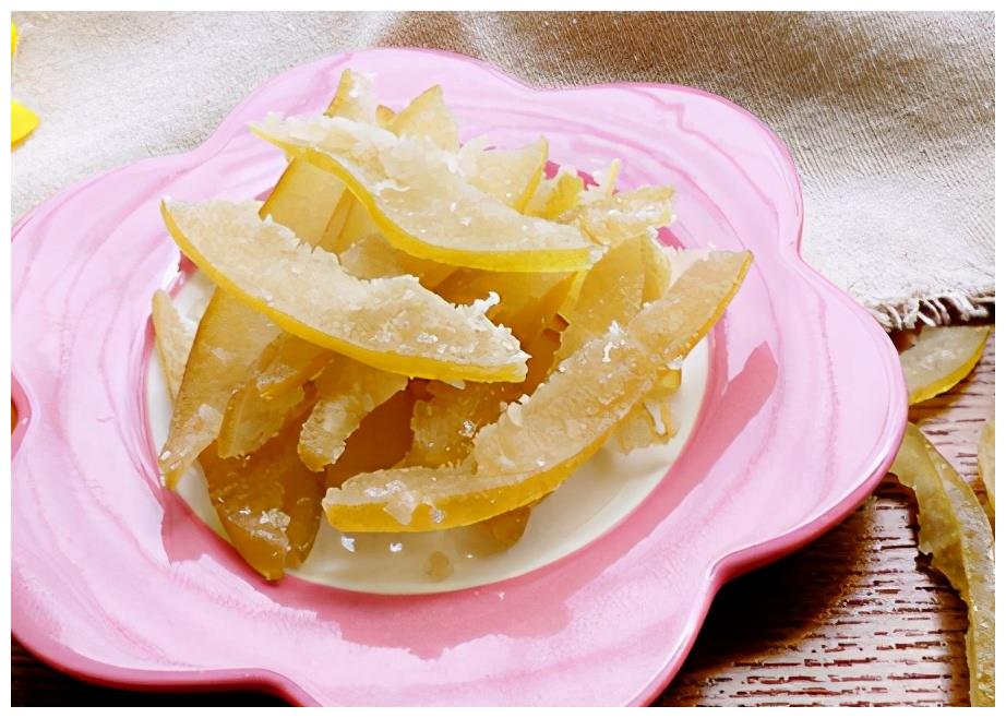 柚皮糖的做法:备用食材:柚子皮1个,冰糖50克,柠檬半个,水50克;制作