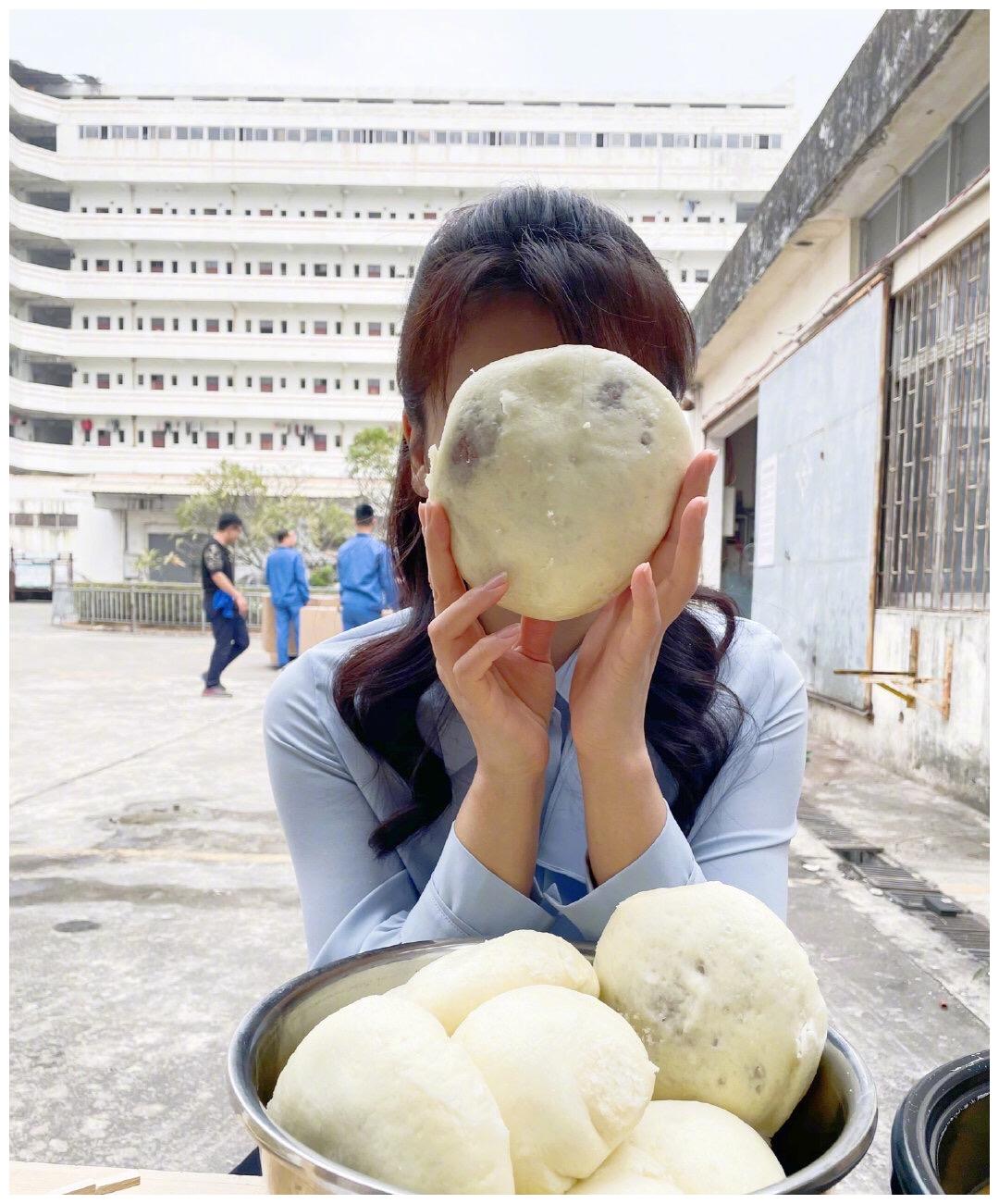 42岁刘涛用盆吃饭接地气,自侃一顿只吃一包子,包子却比脸还大