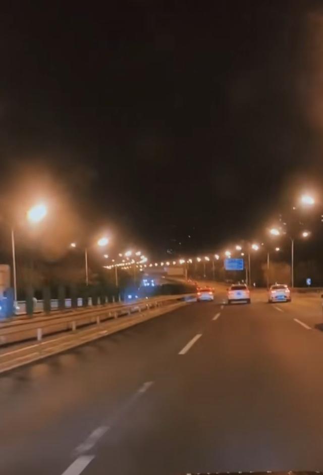 深夜独自开车配文伤感,夫妻吵架了?_高清图集_新浪网