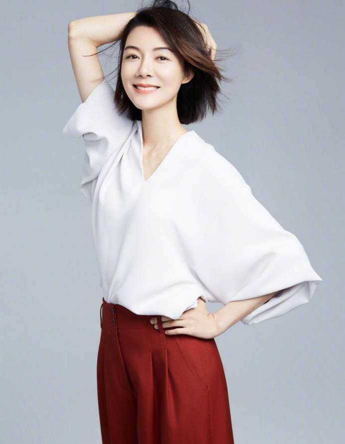 车晓的穿搭被誉为职场教科书穿蓝色纱裙知性优雅有高级感