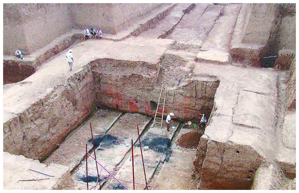 大墓葬",让专家更没想到的是,夏姬墓中竟然挖掘出了著名的"天子驾六"