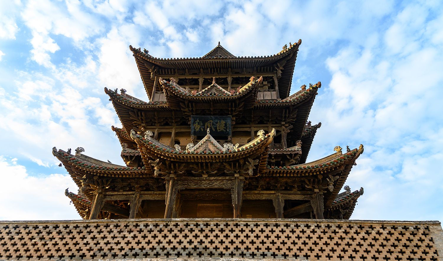 1 / 10 秋风楼位于山西省万荣县后土祠正殿的背后.