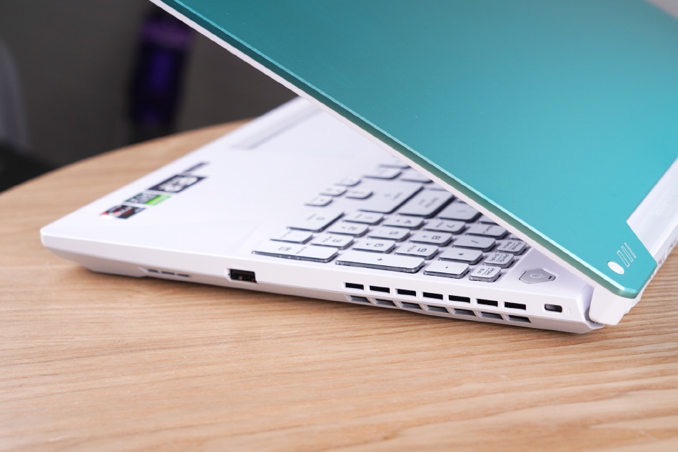 这次天选2的c面也发生了变化,选择了颜色更换亮丽的白色,连键帽也是