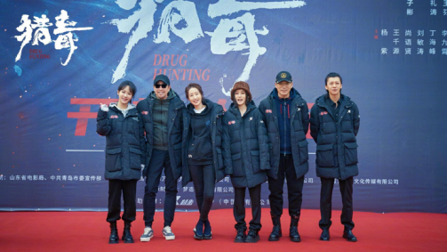 杨紫新片演缉毒警察！和唐探3美女侦探合作，开机合影笑开了花