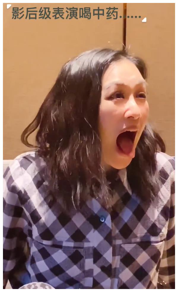 钟丽缇为备孕灌中药,表情狰狞难以下咽,张伦硕在一旁计时催促
