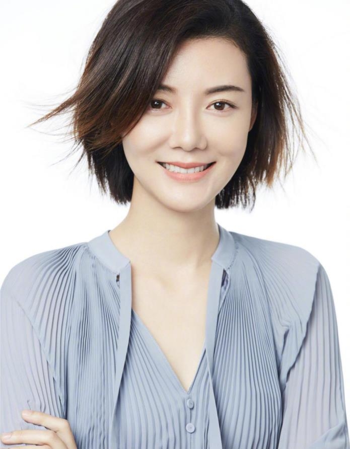 车晓的穿搭被誉为职场教科书穿蓝色纱裙知性优雅有高级感