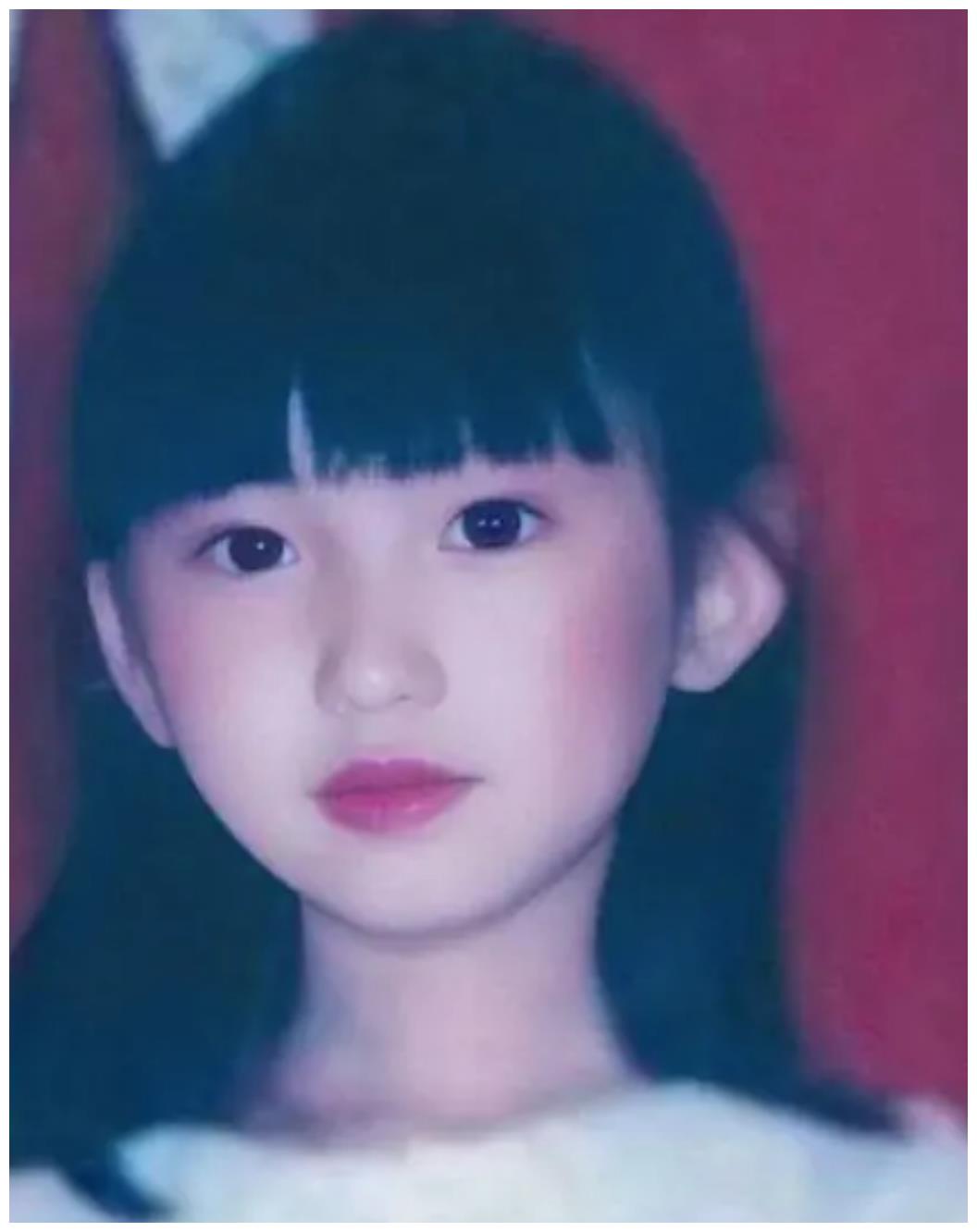 吸血鬼父亲,母亲差点家中死亡,32岁的毛晓彤不需大爆也能惊艳