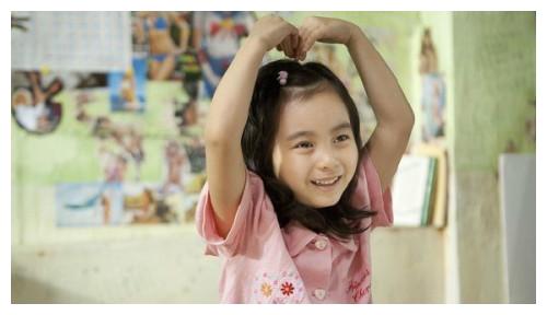 以孩子心性感动了他们,让他们冒险将其女儿李艺胜接入牢房与父亲相会