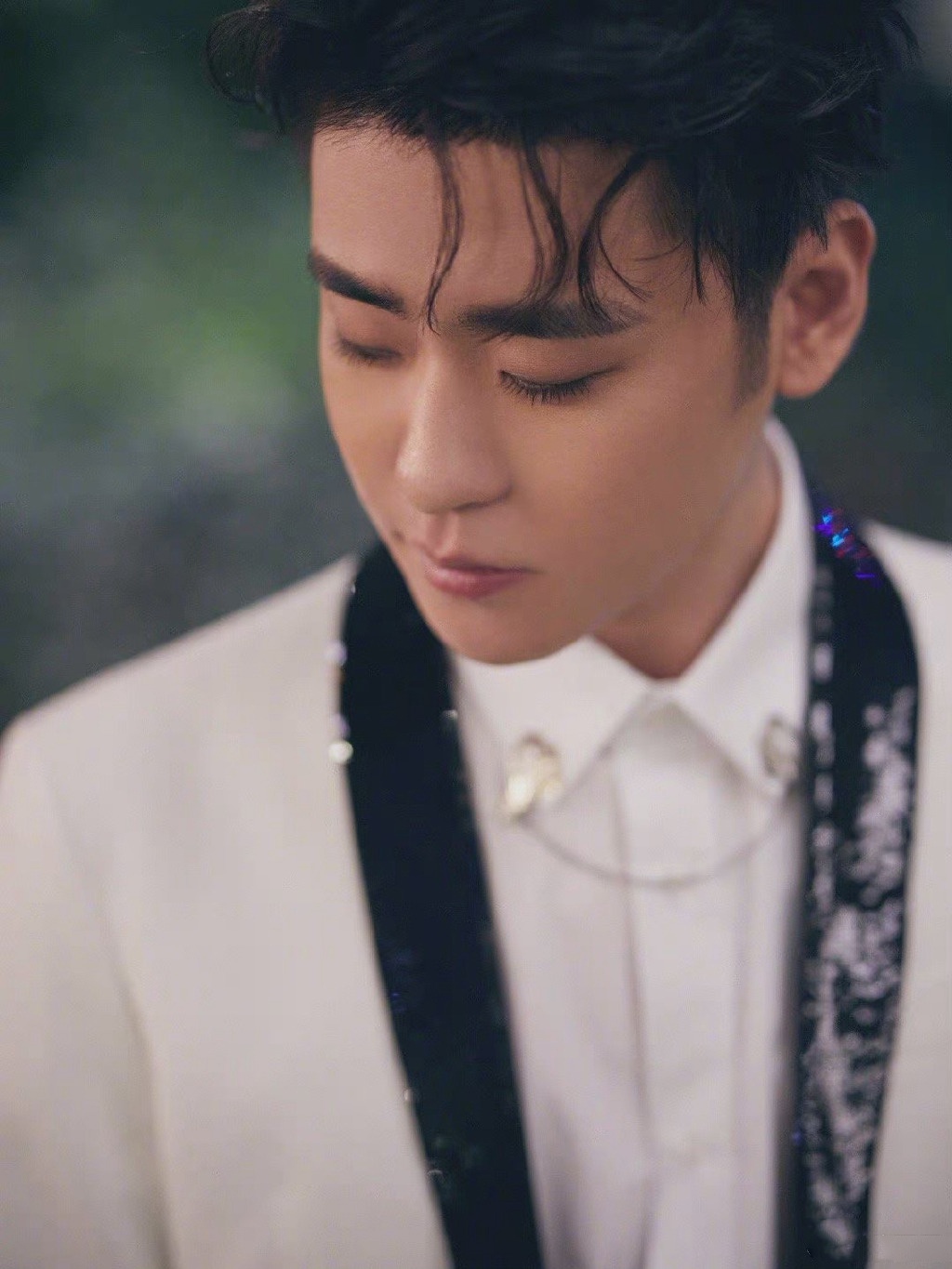 张云雷身穿白色西装亮相,黑色亮片西服领十分吸睛