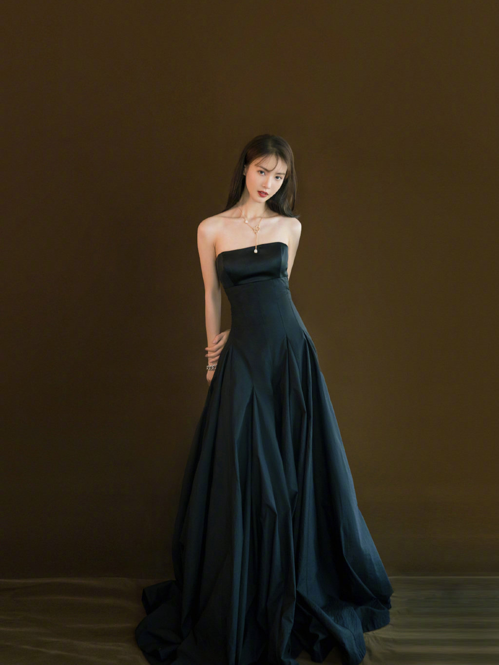 金晨终于放开了穿刺绣连衣裙藏不住的好身材