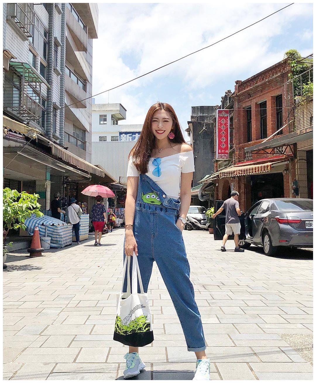 蓝色牛仔背带裤搭配灰色运动鞋青春减龄高挑优雅