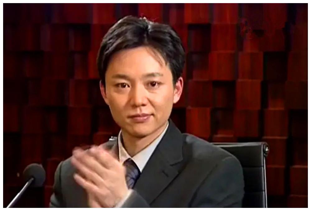 男二号肖云天的扮演者是如今大红的刘奕君,当年刘奕君还叫刘岷,这部戏