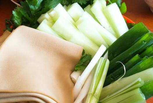 南方姑娘嫁到东北,每到吃饭就忍不住控诉:东北菜我恨死你了!休闲区蓝鸢梦想 - Www.slyday.coM 南方姑娘嫁到东北,每到吃饭就忍不住控诉:东北菜我恨死你了!休闲区蓝鸢梦想 - Www.slyday.coM