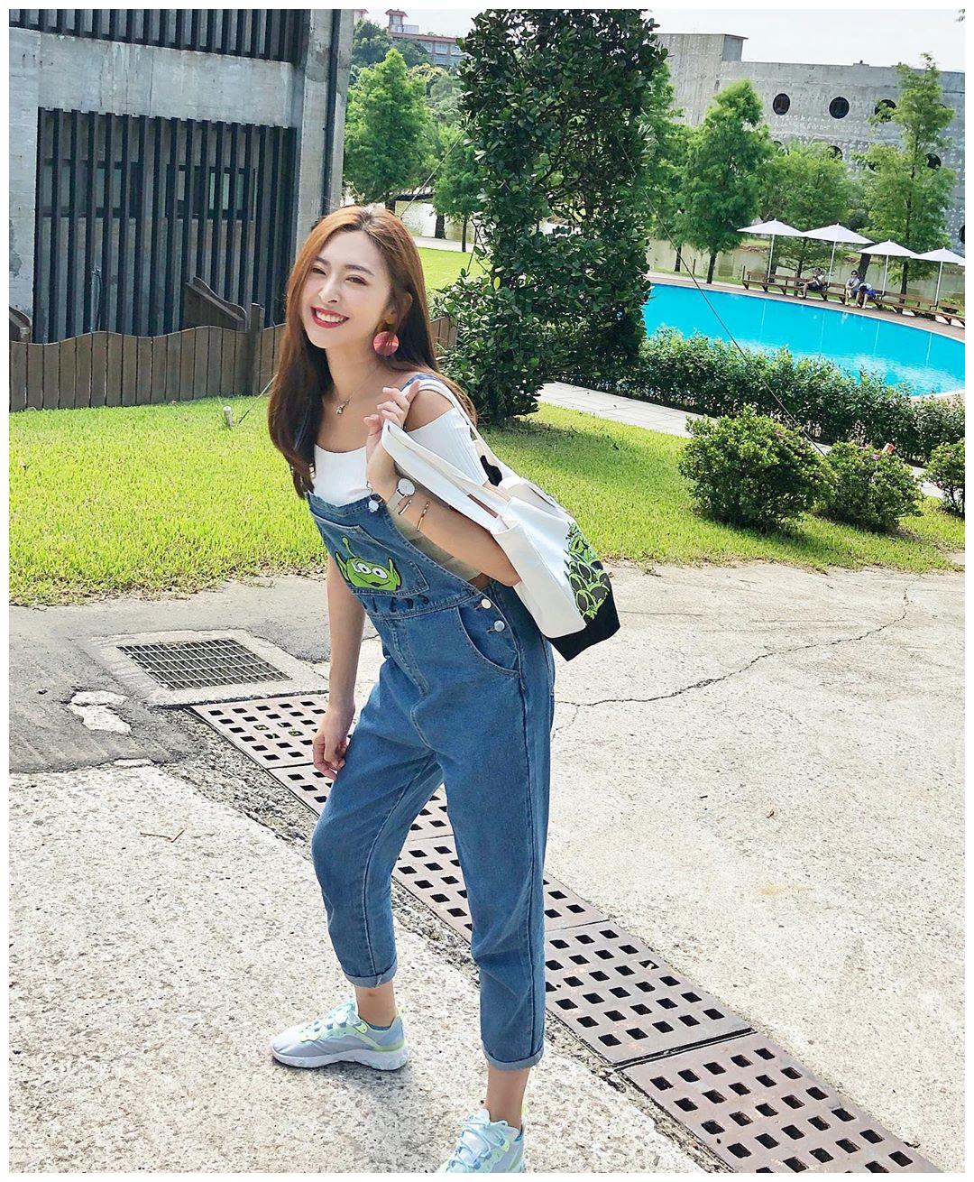 蓝色牛仔背带裤搭配灰色运动鞋青春减龄高挑优雅