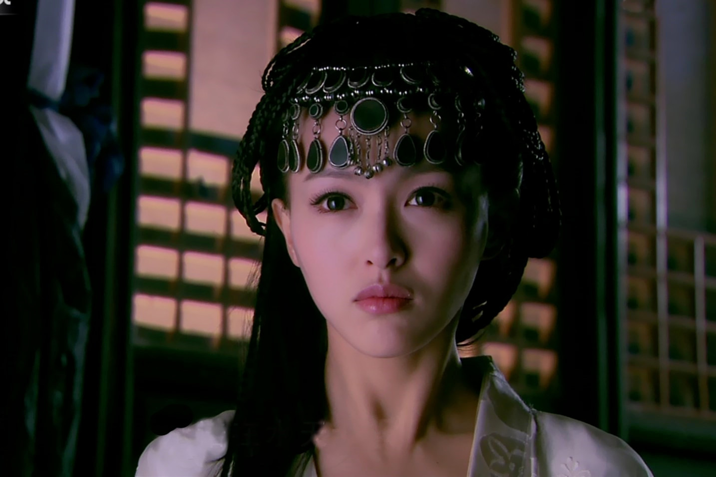 唐嫣在《仙剑奇侠传》中饰演的紫萱,气质脱俗,她将紫萱高贵冷艳,风情