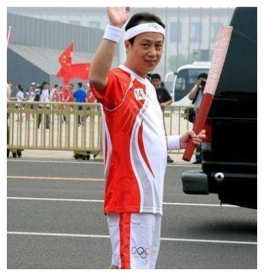 央视主播罗京逝世12年，妻子改嫁富商儿子成人，墓地铜像一尘不染休闲区蓝鸢梦想 - Www.slyday.coM