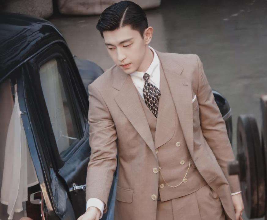 邓伦新剧《夜旅人》路透,中分大背头帅到犯规,戴袖箍男友力十足_高清