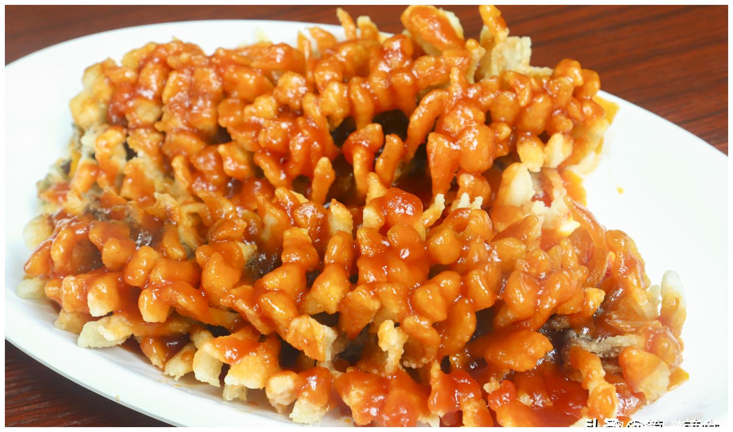 富丽堂皇的珊瑚鱼把便宜的鲤鱼做成了吃不起的样子