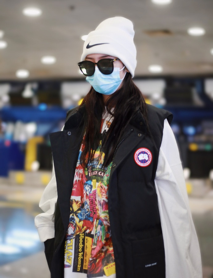 赵小棠现身机场,示范标准戴口罩喝咖啡,玩手机不料墨镜暴露信息