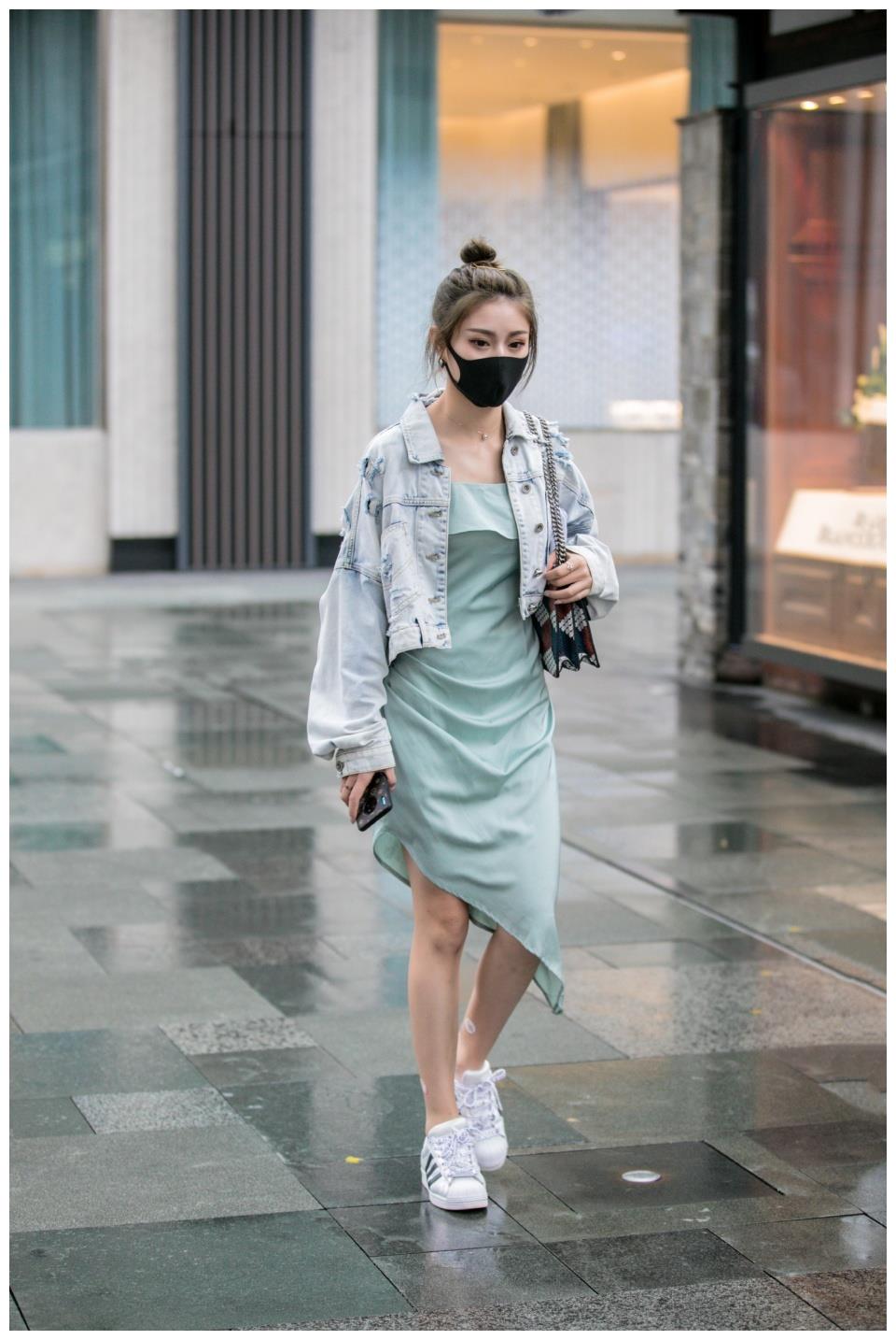 小白鞋的时尚魅力就是这么简单受到小姐姐们的喜欢四季都休闲