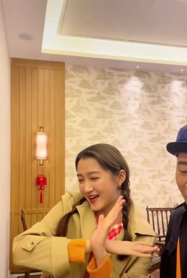 关晓彤和范丞丞唱穷叉叉令人感到不可思议明星学起普通大众