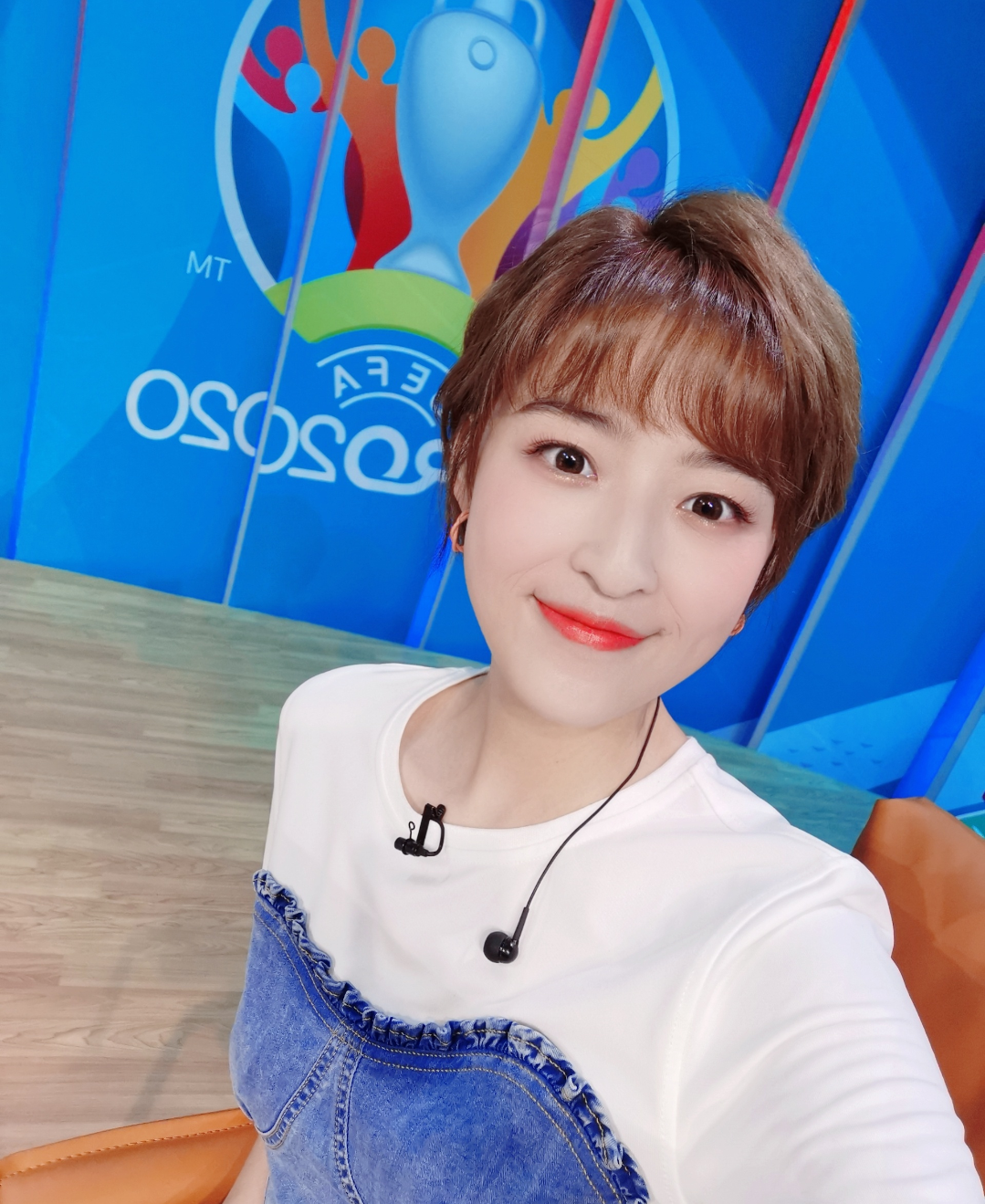 足球主播杨茗茗晒出自己主持欧洲杯期间的自拍照片