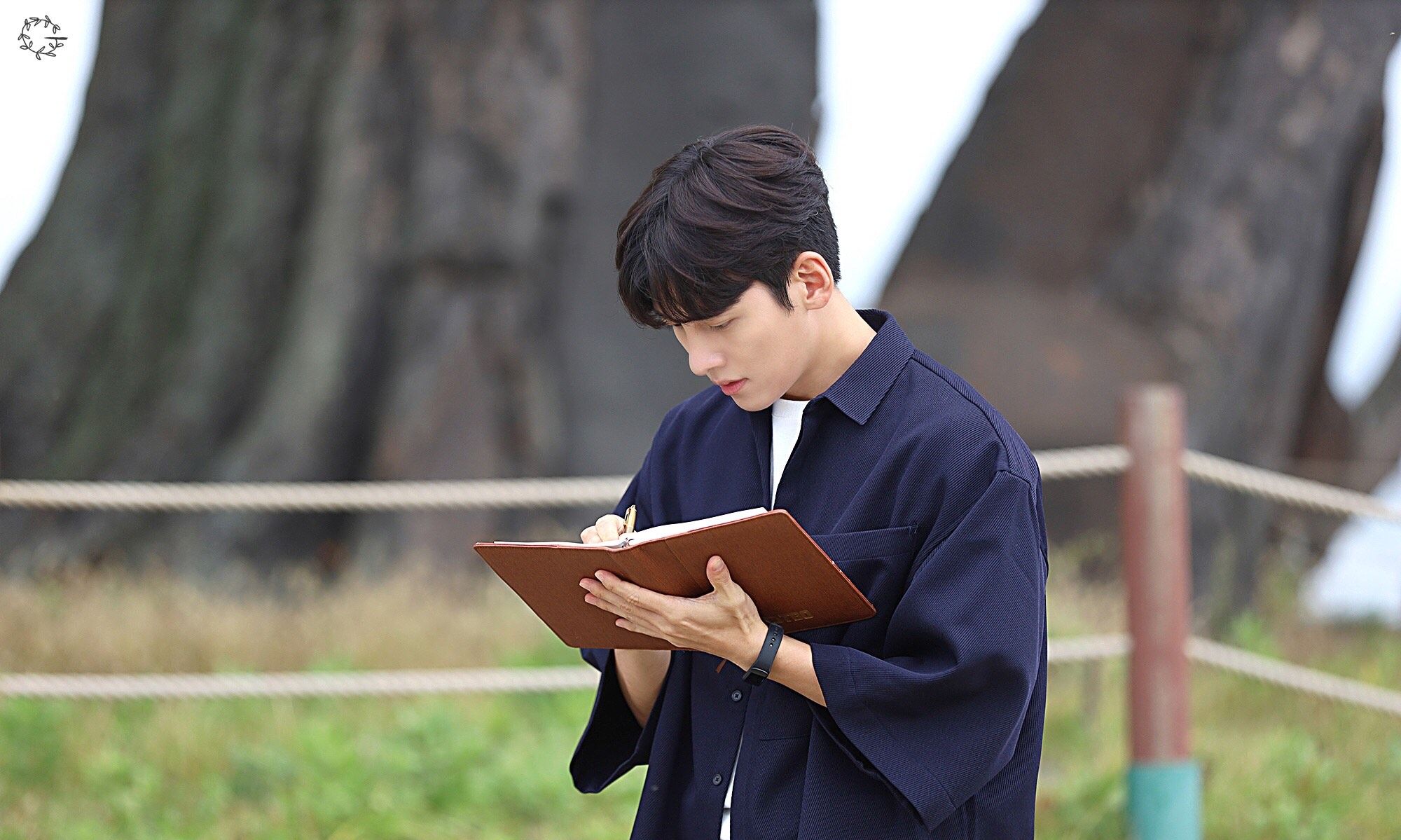 池昌旭新剧《便利店新星》待播,先来一波衬衫杀vs正装杀__财经头条