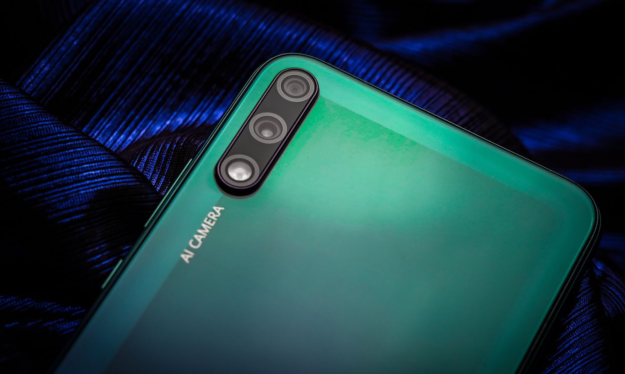 全息幻彩设计 6.39英寸极点全面屏 华为畅享10图赏