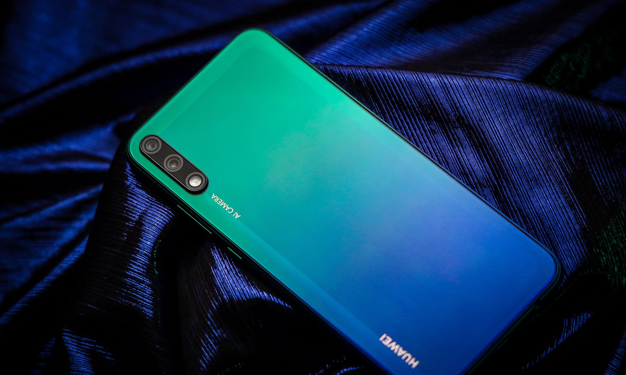 全息幻彩设计 6.39英寸极点全面屏 华为畅享10图赏