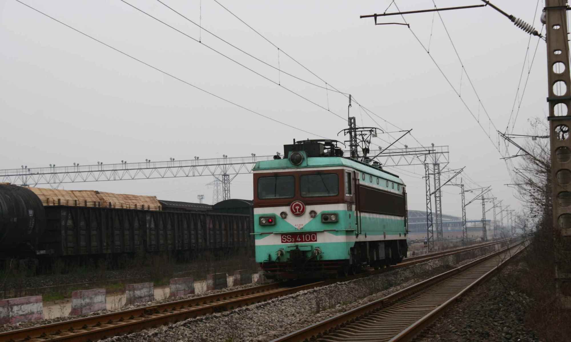 火车旅行:四川成都北,韶山3电力机车驶过_高清图集_新浪网