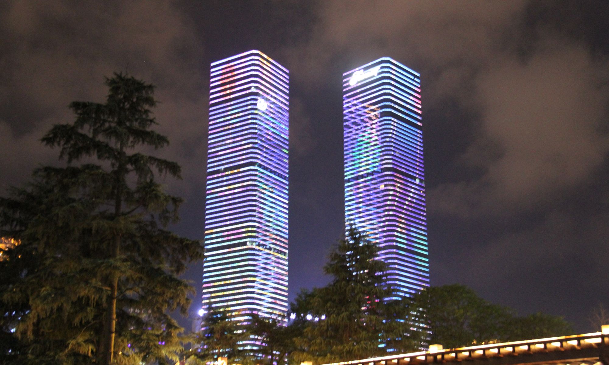 来贵阳旅游避暑,大家不容错过花果园双子塔灯光秀