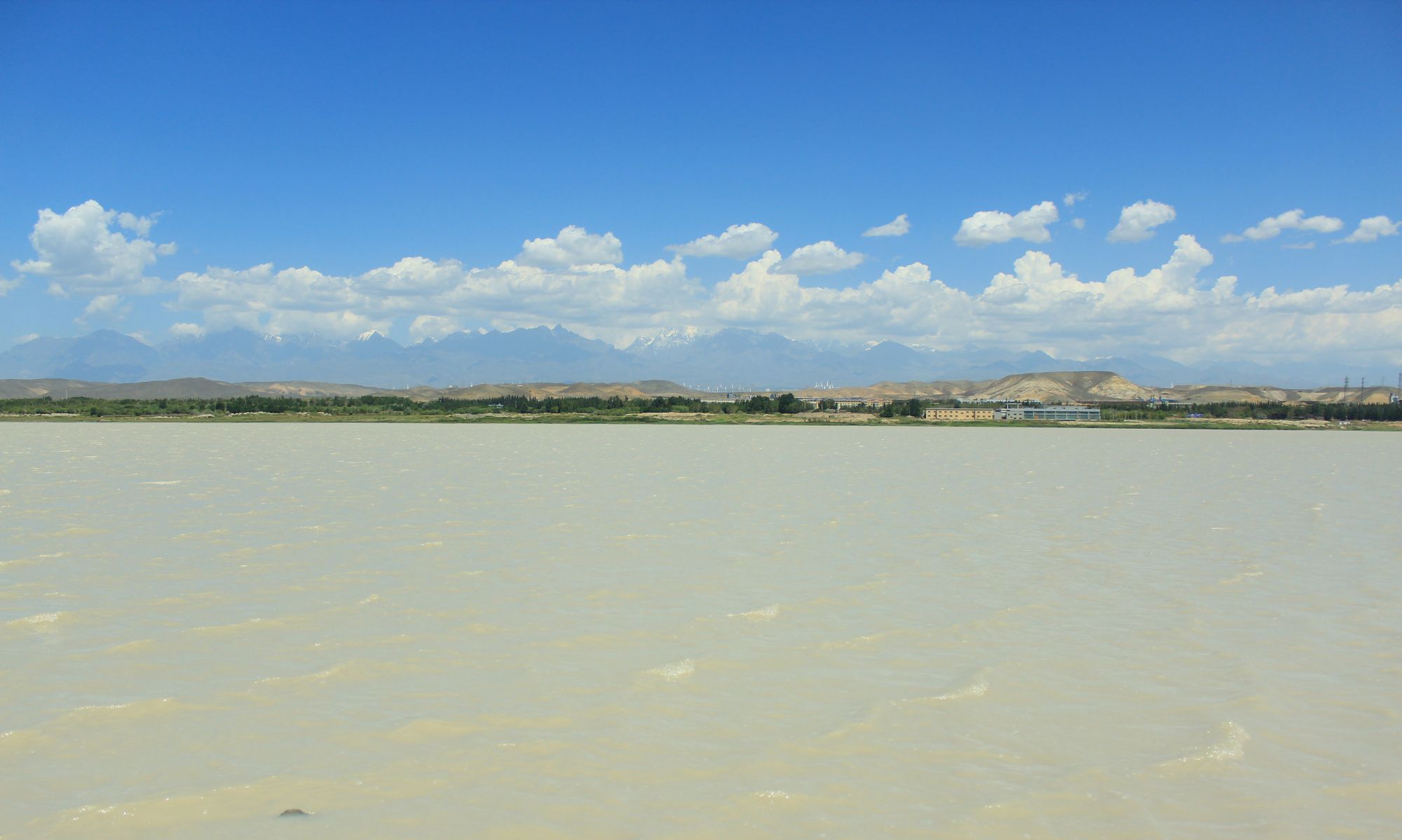 新疆达板城盐湖景观