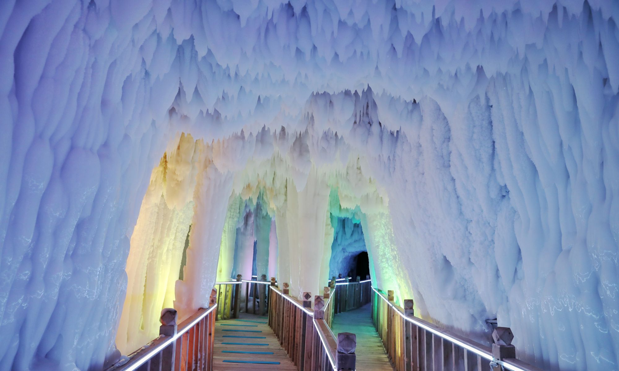 晶莹剔透的云丘山冰洞