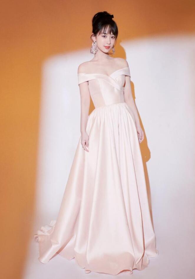 杨紫长大后,穿衣越来越性感了,粉色深v裙造型,高贵典雅大气