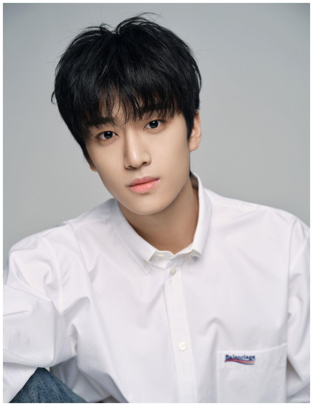 演员张康乐用青春和信念唱响《坚信爱会赢》,奉献给亲爱的祖国|坚信爱